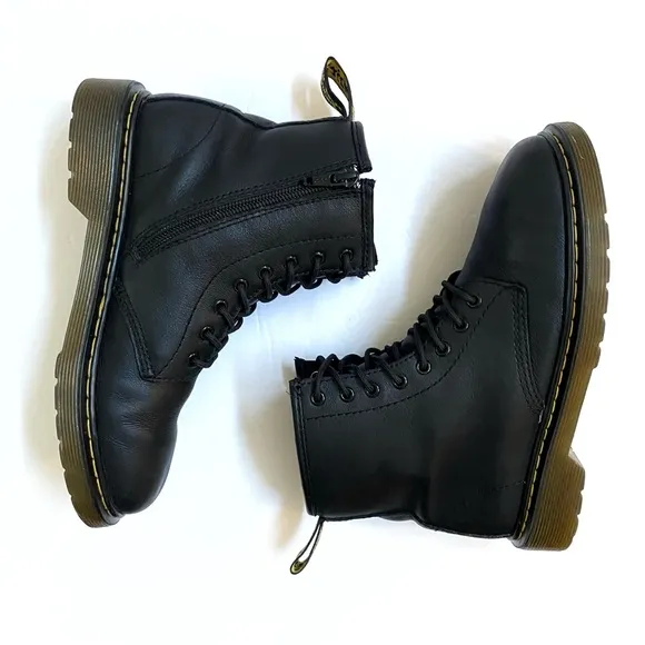 DR. MARTENS DELANEY 1460 black leather 8 eyelet lace up ankle boots