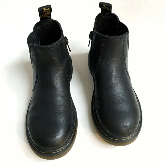 DR. MARTENS JUNIOR 2976 BLACK SOFTY T LEATHER CHELSEA ANKLE BOOTS stretchy side