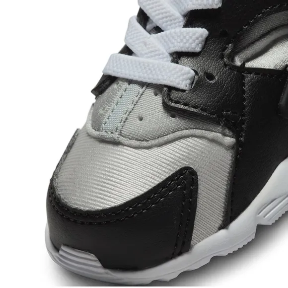 DS NIKE TODDLER AIR HUARACHE RUN BLK/WHITE-NEUTRAL GREY-MEDIUM-GREY TD SZ 3c 4c