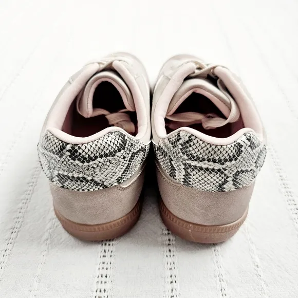 DV Dolce Vita Quantum Sneakers Lace Up  Athleisure Shoes Animal Print 8 NIB