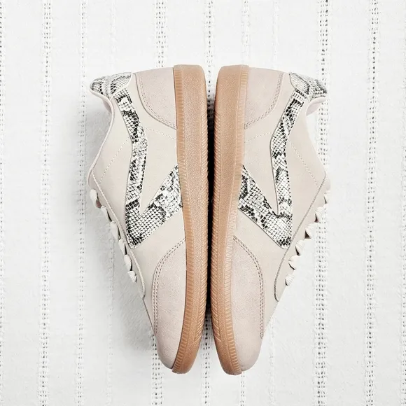 DV Dolce Vita Quantum Sneakers Lace Up  Athleisure Shoes Animal Print 8 NIB