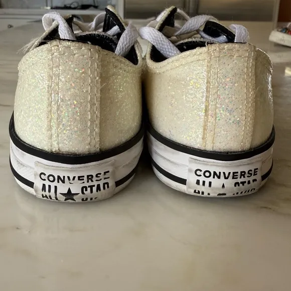 EUC Girls Converse Low All Star White Winter Glitter Iridescent Patent Size 2