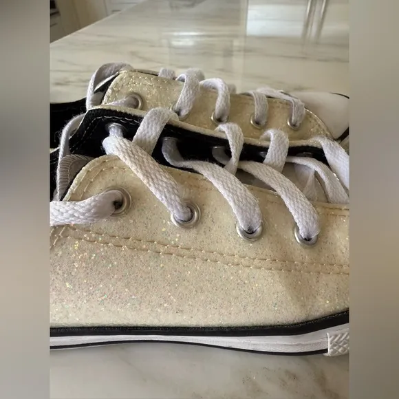 EUC Girls Converse Low All Star White Winter Glitter Iridescent Patent Size 2