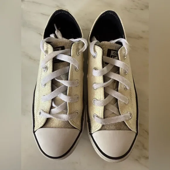 EUC Girls Converse Low All Star White Winter Glitter Iridescent Patent Size 2