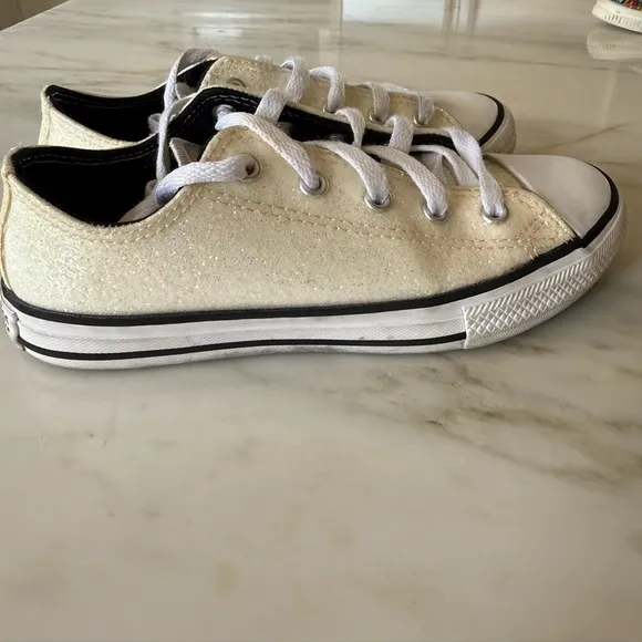 EUC Girls Converse Low All Star White Winter Glitter Iridescent Patent Size 2