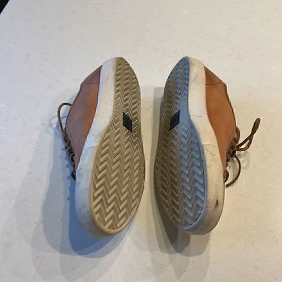 Frye men’s leather shoes excellent condition size 10, neutral color.
