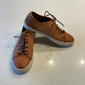 Frye men’s leather shoes excellent condition size 10, neutral color.