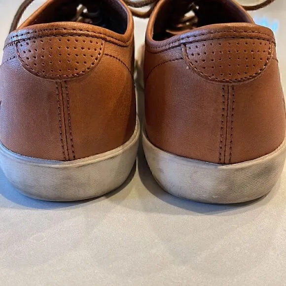 Frye men’s leather shoes excellent condition size 10, neutral color.