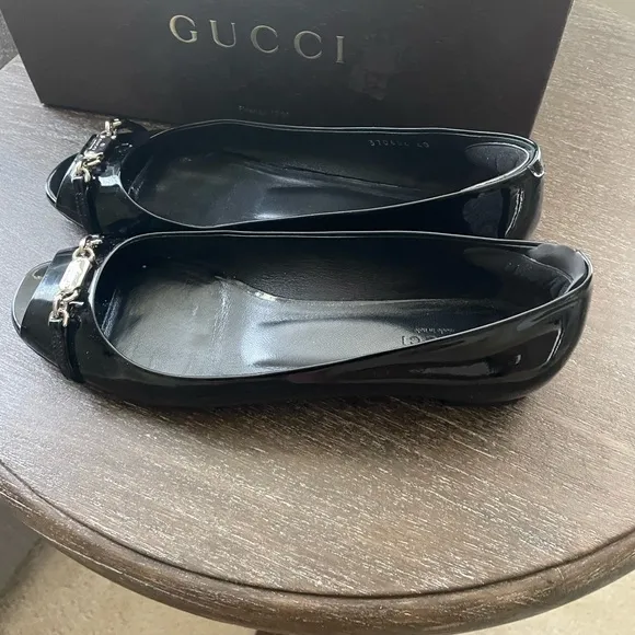 Gucci Vernice peep toe flat