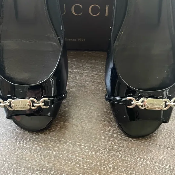 Gucci Vernice peep toe flat