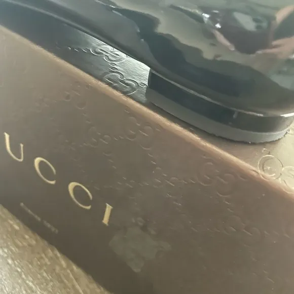 Gucci Vernice peep toe flat