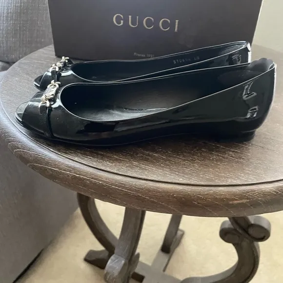 Gucci Vernice peep toe flat