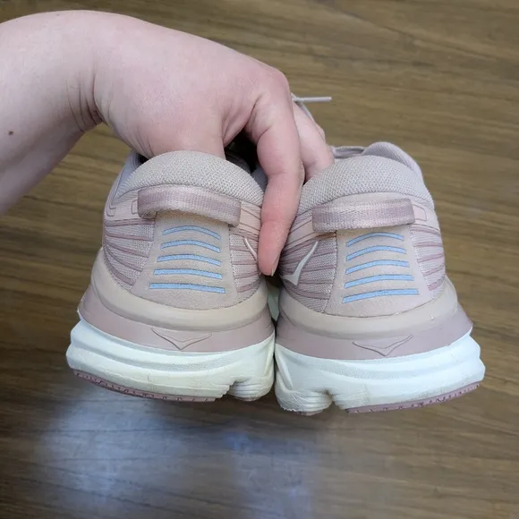 Hoka Bondi 7 Peach Whip/White Ultra Everyday Running Sneakers Size 8 Wide