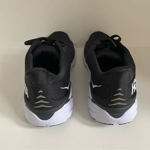 Hoka One One Clifton 8 Running Shoes Sneakers Black White Men’s 10 Women’s 11.5