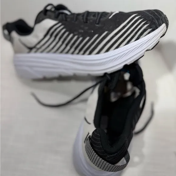 Hoka One One Rincon Mens Black White Sneakers Shoes Size 11.5