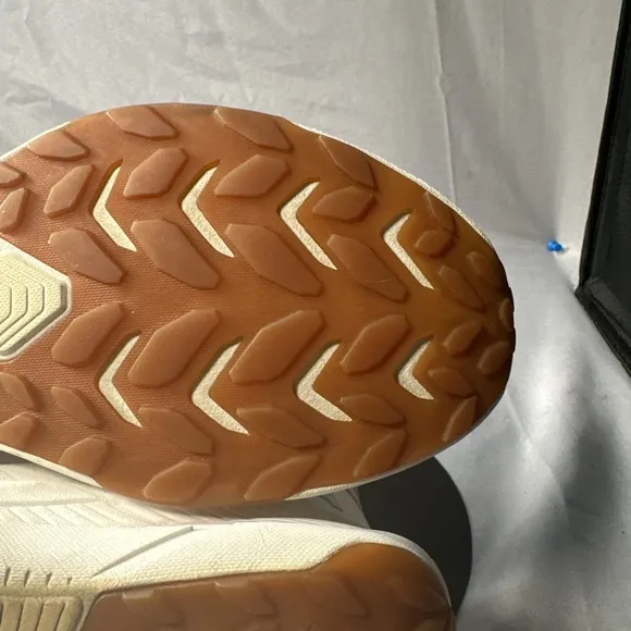 Hoka Transport Shoe Unisex Women 9 Men 8 Walking Travel Sneaker Vibram Eco Step