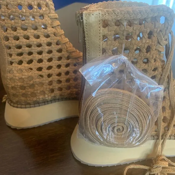 💫HP‼️💫 NIB FREE PEOPLE Luca Lace-up Sandal in Tan, Sizes 6.5 &amp; 8