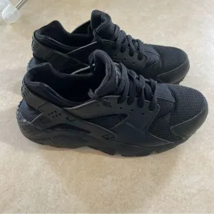 Huarache by Nike Shoes size 6Y 6 Youth all Black sneakers boys or girls