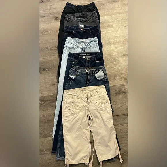 I’m selling 7 pants, 1 pair of shorts, 14-15 shirts, and three par of shoes.