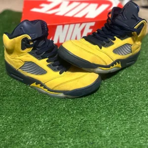 Jordan 5 retro Michigan size 9.5 doesn’t come with box