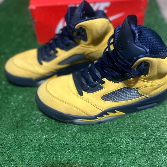 Jordan 5 retro Michigan size 9.5 doesn’t come with box