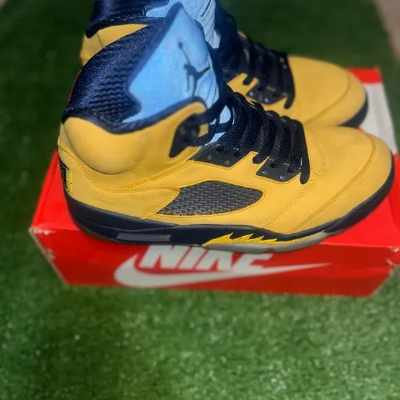 Jordan 5 retro Michigan size 9.5 doesn’t come with box