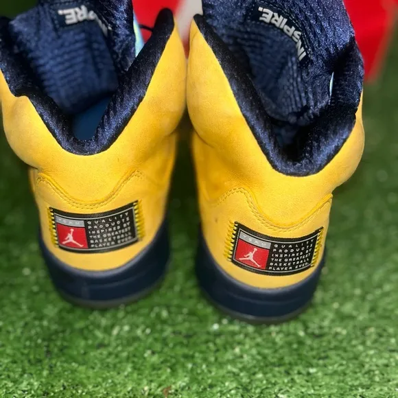 Jordan 5 retro Michigan size 9.5 doesn’t come with box