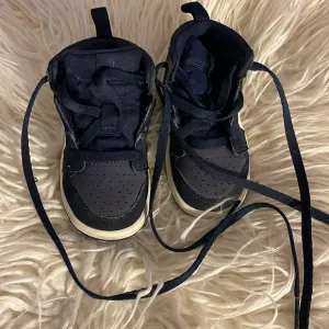Jordan AJ 1 Mid 5C Black/Gray/White Leather &amp; Synthetic Upper Lace Up Heel Tabs