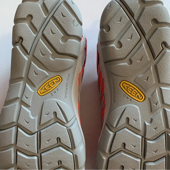 Keen Kids Size 5 Grey &amp; Pink Chandler Athletic Shoes NEW WITHOUT BOX