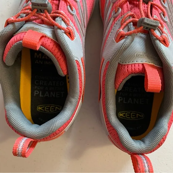 Keen Kids Size 5 Grey &amp; Pink Chandler Athletic Shoes NEW WITHOUT BOX