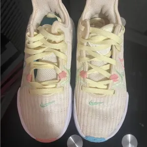 LeBron Witness 6 Easter 3.5 Youth
