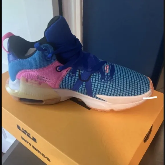 Lebron witness 7 size 8