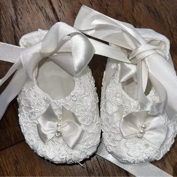 Luxury Satin Lace Pearl Long Baby Christening Gown Blessing Dress Bonnet Shoes