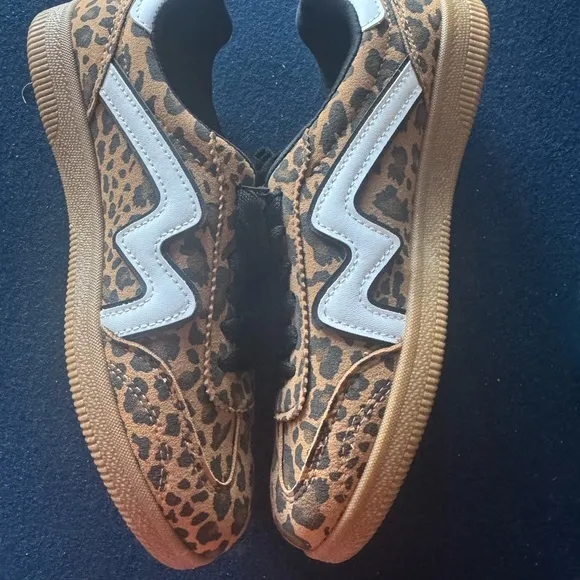MADDEN GIRL sneaker in this season‘s hottest print!Zoom in for all the details
