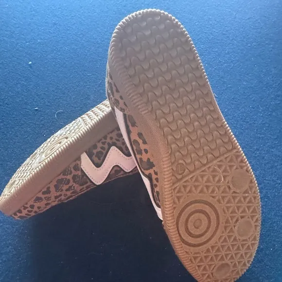 MADDEN GIRL sneaker in this season‘s hottest print!Zoom in for all the details