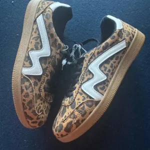 MADDEN GIRL sneaker in this season‘s hottest print!Zoom in for all the details