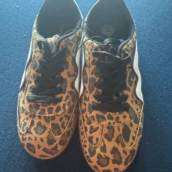MADDEN GIRL sneaker in this season‘s hottest print!Zoom in for all the details