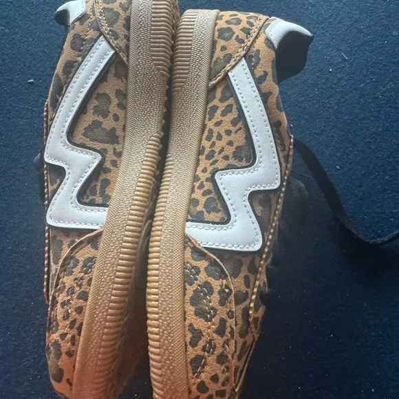 MADDEN GIRL sneaker in this season‘s hottest print!Zoom in for all the details