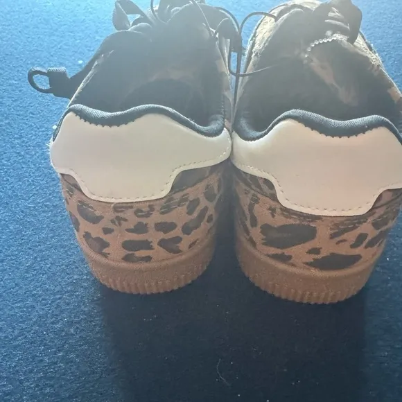 MADDEN GIRL sneaker in this season‘s hottest print!Zoom in for all the details