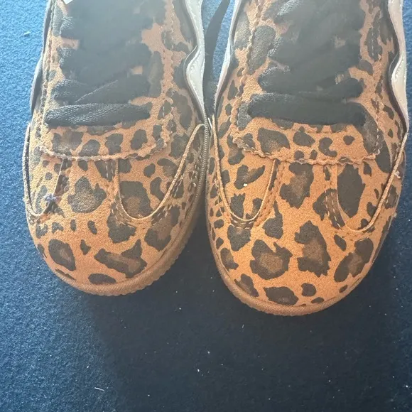 MADDEN GIRL sneaker in this season‘s hottest print!Zoom in for all the details
