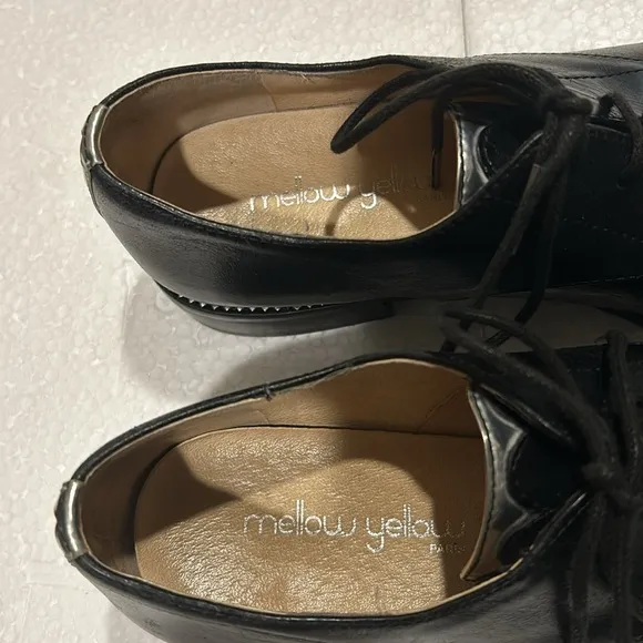 Mellow Yellow lace up Black/silvery details flat leather shoes girls size 4(35)