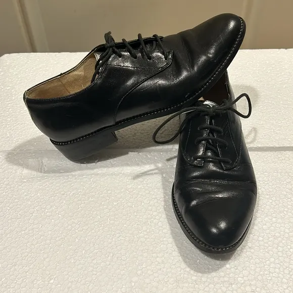 Mellow Yellow lace up Black/silvery details flat leather shoes girls size 4(35)