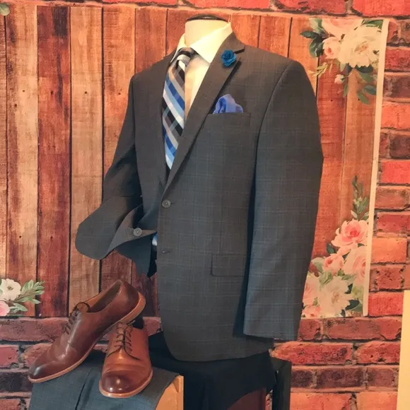 Michael Strahan Gray Suit