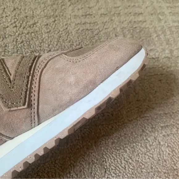 {New Balance} Women's 574 Sneaker | Flat Taupe/Mushroom ~ Size 5