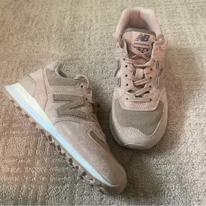 {New Balance} Women's 574 Sneaker | Flat Taupe/Mushroom ~ Size 5