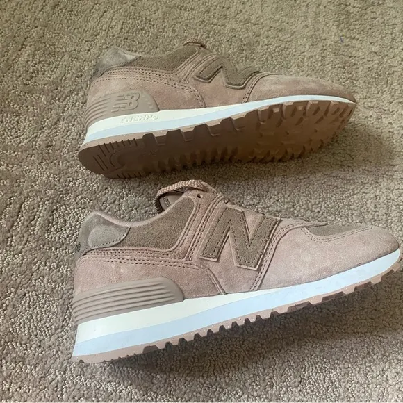 {New Balance} Women's 574 Sneaker | Flat Taupe/Mushroom ~ Size 5