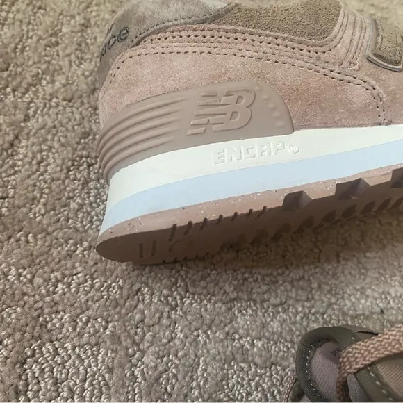 {New Balance} Women's 574 Sneaker | Flat Taupe/Mushroom ~ Size 5