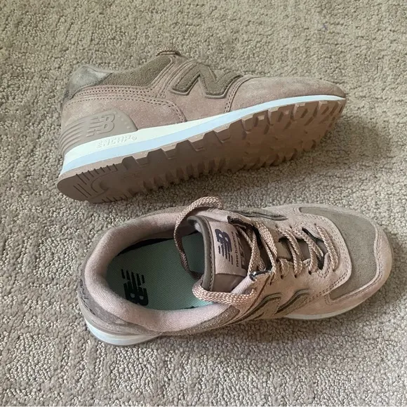 {New Balance} Women's 574 Sneaker | Flat Taupe/Mushroom ~ Size 5