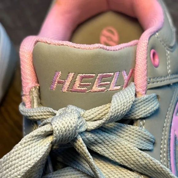NEW Heelys Voyager Shoes HE100715 Gray and Pink Size Youth 4