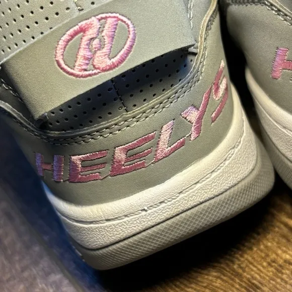 NEW Heelys Voyager Shoes HE100715 Gray and Pink Size Youth 4